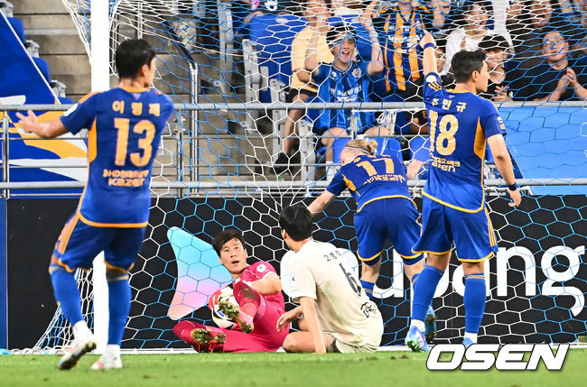 [OSEN=울산, 이석우 기자] 10일 울산 문수축구경기장에서 하나은행 K리그1 2024 울산 HD와 대구 FC의 경기가 열렸다.  울산 HD는 2연패 흐름을 끊어야 하고 김판곤 감독 데뷔전 승리까지 노린다. 지난 6월 말 울산전 패배를 시작으로 7경기 4무 3패를 기록 중인 대구 FC는 울산전 승리로 반등을 노린다.대구FC 고명석이 자책골을 넣고 아쉬워하고 있다. 2024.08.10 / foto0307@osen.co.kr