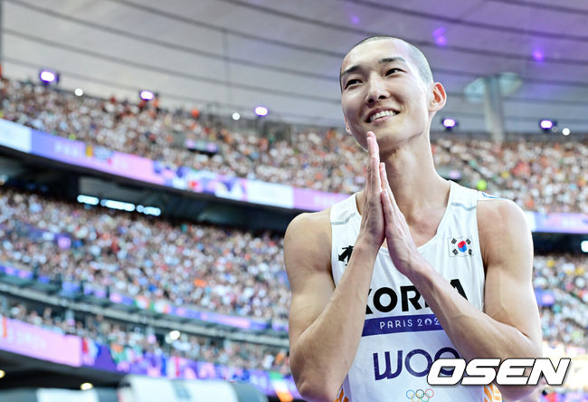 [OSEN=파리(프랑스), 최규한 기자] 11일(한국시간) 프랑스 파리 스타드 드 프랑스에서 ‘2024 파리올림픽’ 육상 남자 높이뛰기 결선이 열렸다.우상혁은 2m31을 넘지 못하고 최종 순위 7위로 대회를 마감했다.우상혁이 2m31을 넘지 못한 뒤 코칭스태프를 향해 인사하고 있다. 2024.08.11 / dreamer@osen.co.kr