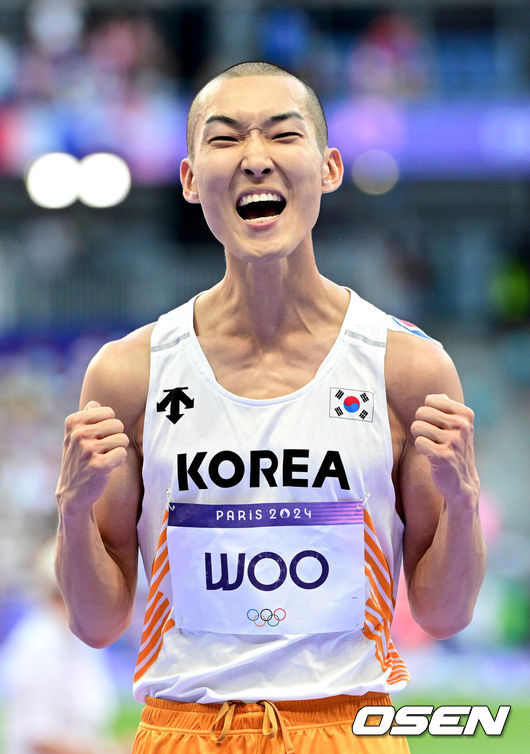 [OSEN=파리(프랑스), 최규한 기자] 11일(한국시간) 프랑스 파리 스타드 드 프랑스에서 ‘2024 파리올림픽’ 육상 남자 높이뛰기 결선이 열렸다.우상혁은 도쿄올림픽에서 2m35cm의 한국 신기록으로 4위를 기록했다. 이번 파리올림픽에선 바르심(카타르), 탐베리(이탈리아) 등과 메달 색을 놓고 날아오른다.우상혁이 2.27m를 통과한 뒤 기뻐하고 있다. 2024.08.11 / dreamer@osen.co.kr