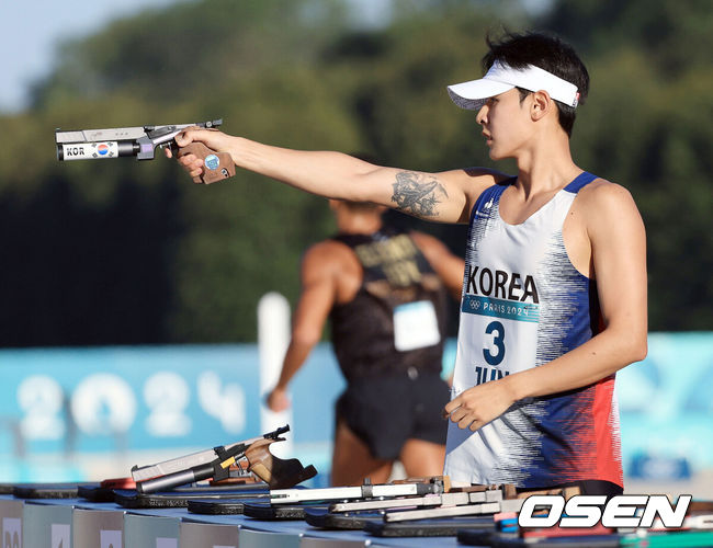 [OSEN=파리(프랑스), 최규한 기자] 11일(한국시간) 프랑스 베르사유 궁전 경기장에서 ‘2024 파리올림픽’ 남자 근대5종 결승이 열렸다.한국 전웅태와 서창완은 이날 경기에서 각각 6위와 7위에 올랐다.전웅태가 레이저런 사격을 펼치고 있다. 2024.08.11 / dreamer@osen.co.kr