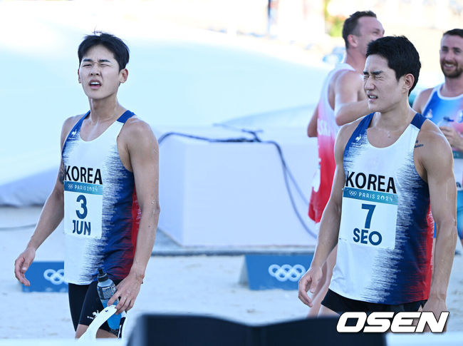 [OSEN=파리(프랑스), 최규한 기자] 11일(한국시간) 프랑스 베르사유 궁전 경기장에서 ‘2024 파리올림픽’ 남자 근대5종 결승이 열렸다.한국 전웅태와 서창완은 이날 경기에서 각각 6위와 7위에 올랐다.경기를 마친 전웅태(왼쪽)과 서창완이 아쉬워하고 있다. 2024.08.10 / dreamer@osen.co.kr