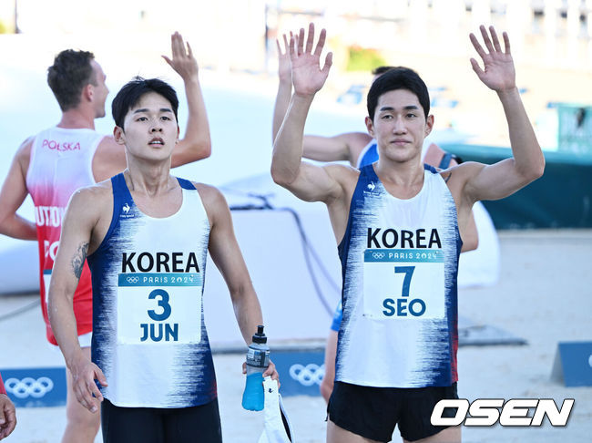 [OSEN=파리(프랑스), 최규한 기자] 11일(한국시간) 프랑스 베르사유 궁전 경기장에서 ‘2024 파리올림픽’ 남자 근대5종 결승이 열렸다.한국 전웅태와 서창완은 이날 경기에서 각각 6위와 7위에 올랐다.전웅태(왼쪽)과 서창완이 관중들을 향해 인사하고 있다. 2024.08.10 / dreamer@osen.co.kr