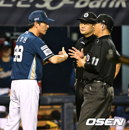 [OSEN=잠실, 지형준 기자] 11일 오후 서울 잠실야구장에서 2024 신한 SOL Bank KBO리그 LG 트윈스와 NC 다이노스의 경기가 열렸다.이날 LG는 손주영, NC는 신민혁을 선발로 내세웠다.7회초 1사 2,3루에서 NC 3루주자 권희동이 LG 박동원의 견제에 태그아웃당했다. 비디오 판독 결과도 마찬가지. NC 강인권 감독이 판정에 불만을 나타내고 있다.. 2024.08.11 / jpnews@osen.co.kr