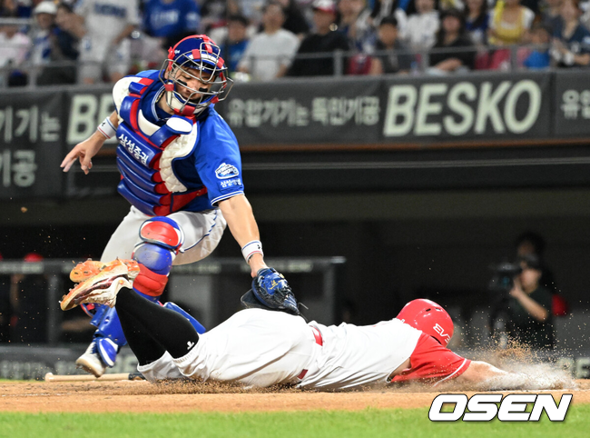 [OSEN=광주, 이대선 기자] 11일 오후 광주-기아챔피언스필드에서 ‘2024 신한 SOL Bank KBO리그’ KIA 타이거즈와 삼성 라이온즈의 경기가 열렸다.KIA는 라우어, 삼성은 레예스를 선발로 내세웠다.5회초 1사 1,3루에서 KIA 최원준의 땅볼 때 홈으로 쇄도한 3루주자 이창진이 태그아웃되고 있다. 2024.08.11 /sunday@osen.co.kr