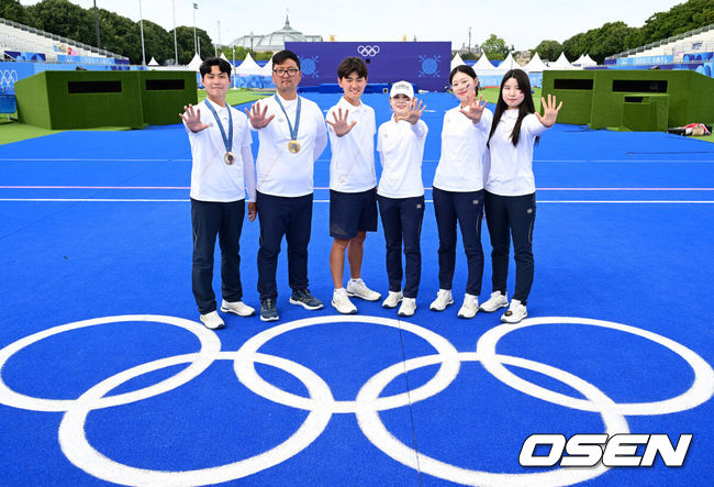 [OSEN=파리(프랑스), 최규한 기자] 김우진(32, 청주시청)이 한국 올림픽 양궁 역사에 큰 획을 그었다. 김우진은 4일 프랑스 파리 레쟁발리드에서 열린 2024 파리 올림픽 양궁 남자 개인 결승전에서 브래디 엘리슨(미국)과 맞대결을 펼쳐 5-5 동점을 기록했다. 김우진은 슛오프까지 가는 접전끝에 엘리슨을 4.9mm 차로 잡아냈다.이로써 김우진은 역대 올림픽에서 5번째 금메달을 목에 건 최초의 한국 선수가 됐다. 여기에 파리 올림픽 3관왕을 이뤄냈다. 더불어 김우진의 금메달로 이번 한국 양국 대표팀은 양궁 전종목에서 금메달을 모두 차지하는 대기록을 작성했다.파리올림픽을 모두 마친 양궁 대표팀 이우석, 김우진, 김제덕, 전훈영, 임시현, 남수현(왼쪽부터)가 기념촬영을 하고 있다. 2024.08.04 / dreamer@osen.co.kr