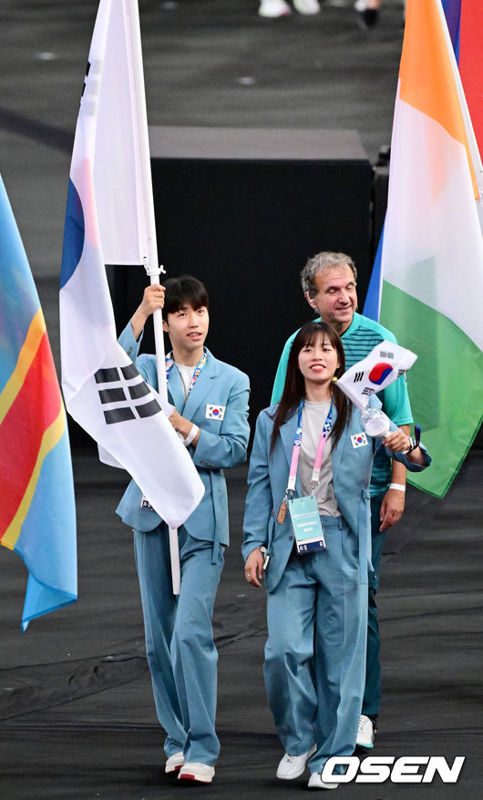 [OSEN=파리(프랑스), 최규한 기자] 12일(한국시간) 프랑스 파리 파리 스타드 드 프랑스에서 ‘2024 파리올림픽’ 폐회식이 열렸다.대한민국은 금메달 13개, 은메달 9개, 동메달 10개를 기록하며 대회 순위는 종합 8위(금메달 기준)로 마감하며 예상을 뛰어넘는 최고의 성적을 냈다.한국 폐회식 기수 태권도 금메달리스트 박태준(왼쪽)과 복싱 동메달리스트 임애지가 입장하고 있다. 2024.08.12 / dreamer@osen.co,kr