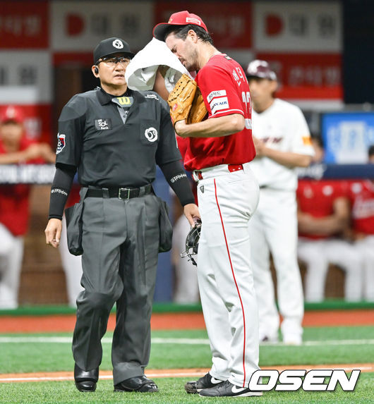 [OSEN=고척, 박준형 기자] 7일 오후 서울 고척스카이돔에서 ‘2024 신한 SOL BANK KBO리그’ 키움 히어로즈와 SSG 랜더스의 경기가 진행됐다.이날 키움은 김윤하를 쓱은 앤더슨을 선발투수로 내세웠다. 4회말 2사 1,2루 SSG 앤더슨이 땀을 닦고 있다.    2024.08.07 / soul1014@osen.co.kr