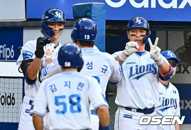 [OSEN=대구, 이석우 기자] 13일 대구삼성라이온즈파크에서 2024 신한 SOL 뱅크 KBO 리그 삼성 라이온즈와 KT 위즈의 경기가 열렸다. 홈팀 삼성은 백정현이 방문팀 KT는 엄상백이 선발 출전했다. 삼성 라이온즈 이성규가 1회말 무사 2루 좌월 2점 홈런을 치고 하이파이브를 하고 있다. 2024.08.13 / foto0307@osen.co.kr