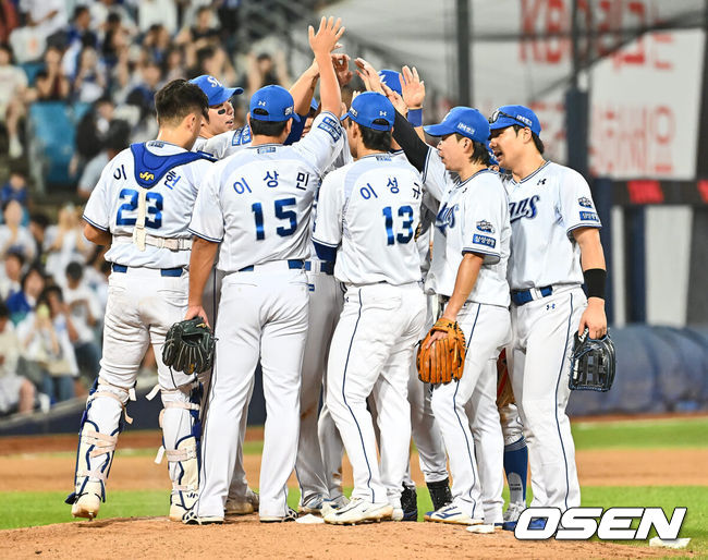 [OSEN=대구, 이석우 기자] 13일 대구삼성라이온즈파크에서 2024 신한 SOL 뱅크 KBO 리그 삼성 라이온즈와 KT 위즈의 경기가 열렸다. 홈팀 삼성은 백정현이 방문팀 KT는 엄상백이 선발 출전했다. 삼성 라이온즈 선수들이 KT 위즈에 7-2로 승리한 후 기쁨을 나누고 있다. 2024.08.13 / foto0307@osen.co.kr