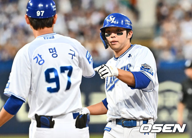 [OSEN=대구, 이석우 기자] 13일 대구삼성라이온즈파크에서 2024 신한 SOL 뱅크 KBO 리그 삼성 라이온즈와 KT 위즈의 경기가 열렸다. 홈팀 삼성은 백정현이 방문팀 KT는 엄상백이 선발 출전했다. 삼성 라이온즈 김영웅이 3회말 1사 1루 우익수 오른쪽 안타를 치고 하이파이브를 하고 있다. 2024.08.13 / foto0307@osen.co.kr