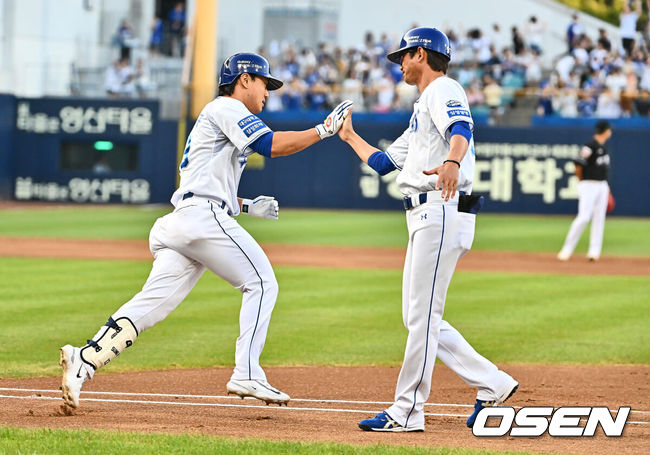 [OSEN=대구, 이석우 기자] 13일 대구삼성라이온즈파크에서 2024 신한 SOL 뱅크 KBO 리그 삼성 라이온즈와 KT 위즈의 경기가 열렸다. 홈팀 삼성은 백정현이 방문팀 KT는 엄상백이 선발 출전했다. 삼성 라이온즈 이성규가 1회말 무사 2루 좌월 2점 홈런을 치고 하이파이브를 하고 있다. 2024.08.13 / foto0307@osen.co.kr