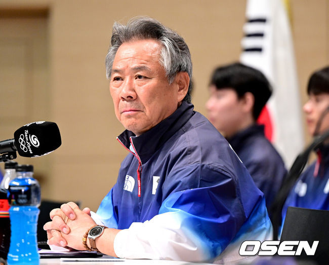 [OSEN=진천, 최규한 기자] 26일 충북 진천국가대표선수촌에서 ‘2024 파리하계올림픽대회 D-30 미디어데이’가 열렸다.’2024 파리올림픽’은 오는 7월 26일 시작해 8월 11일까지 진행된다.이기흥 대한체육회장이 미디어데이에서 생각에 잠겨 있다. 2024.06.26 / dreamer@osen.co.kr