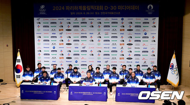 [OSEN=진천, 최규한 기자] 26일 충북 진천국가대표선수촌에서 ‘2024 파리하계올림픽대회 D-30 미디어데이’가 열렸다.’2024 파리올림픽’은 오는 7월 26일 시작해 8월 11일까지 진행된다.이기흥 대한체육회장을 비롯한 관계자들과 수영 황선우를 비롯한 선수들과 감독들이 미디어데이에 참석해 인사말을 전하고 있다. 2024.06.26 / dreamer@osen.co.kr