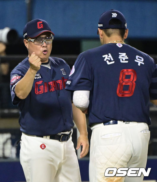 [OSEN=잠실, 김성락 기자] 프로야구 롯데 자이언츠가 3연승을 달리며 7위로 올라섰다. 롯데는 14일 서울 잠실구장에서 열린 2024 KBO리그 두산과의 경기에서 19안타를 폭발시키며 12-2로 승리했다. 롯데는 이날 승리로 NC를 제치고 8위에서 7위가 됐다. 5위 SSG를 3.5경기 차이로 추격했다. 경기 종료 후 두산 김태형 감독이 전준우와 기쁨을 나누고 있다. 2024.08.14 / ksl0919@osen.co.kr