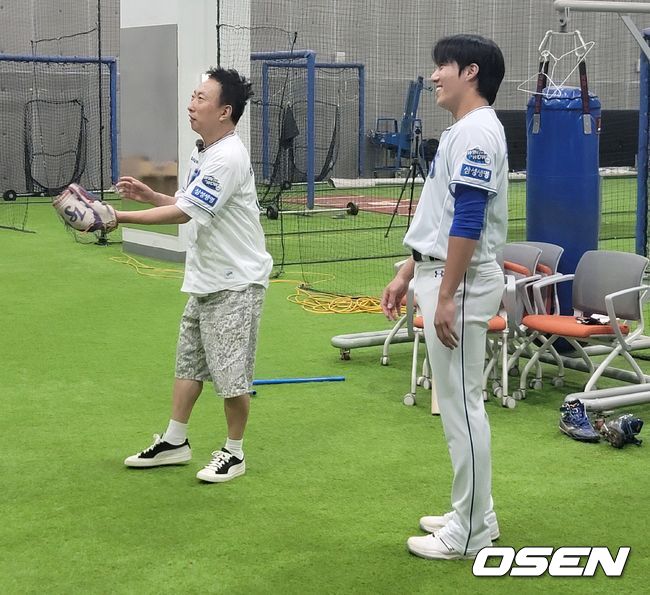 [OSEN=대구, 손찬익 기자] 13일 대구 삼성-KT전에 앞서 시구에 나선 박명수와 시구 지도를 맡은 삼성 라이온즈 투수 원태인 /what@osen.co.kr