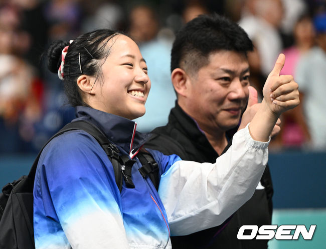 [OSEN=파리(프랑스), 최규한 기자] 1일 (한국시간) 프랑스 파리 사우스 파리 아레나 4에서 ‘2024 파리올림픽’ 탁구 여자 단식 8강 한국 신유빈과 일본 히라노 미우의 경기가 열렸다. 신유빈은 히라노를 상대로 7게임까지 가는 접전 끝에 4-3으로 이겼다. 신유빈은 3게임까지 가져오며 상승세를 이어갔다. 하지만 히라노의 기세도 만만치 않았다. 4게임부터 3게임 연속 상대를 압도했다. 7게임 들어 손에 땀을 쥐게 하는 접전 끝에 마지막에 웃었다. 승리를 거둔 신유빈이 오광헌 감독과 포즈를 취하고 있다. 2024.08.01 / dreamer@osen.co.kr