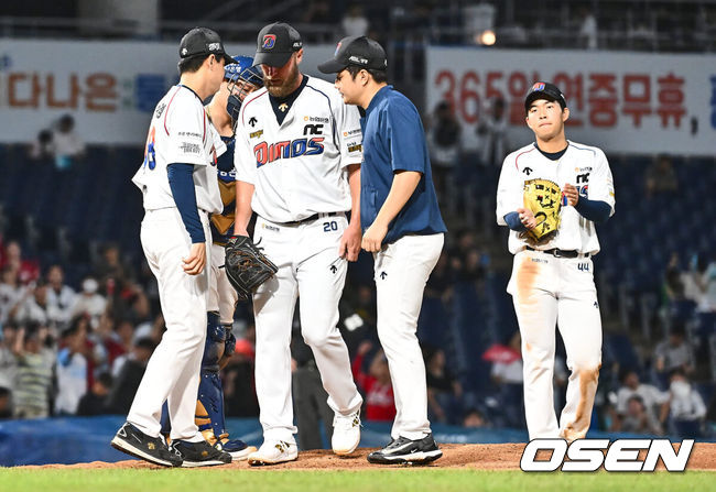 [OSEN=창원, 이석우 기자] 15일 창원NC파크에서 2024 신한 SOL 뱅크 KBO 리그 NC 다이노스와 SSG 랜더스의 경기가 열렸다. 홈팀 NC는 요키시가 홈 첫 등판을 하고 방문팀 SSG는 엘리아스가 선발 출전했다. NC 다이노스 선발투수 요키시가 5회초 SSG 랜더스 김성현과 최정에게 홈런을 맞고 3실점 후 교체되고 있다. 2024.08.15 / foto0307@osen.co.kr