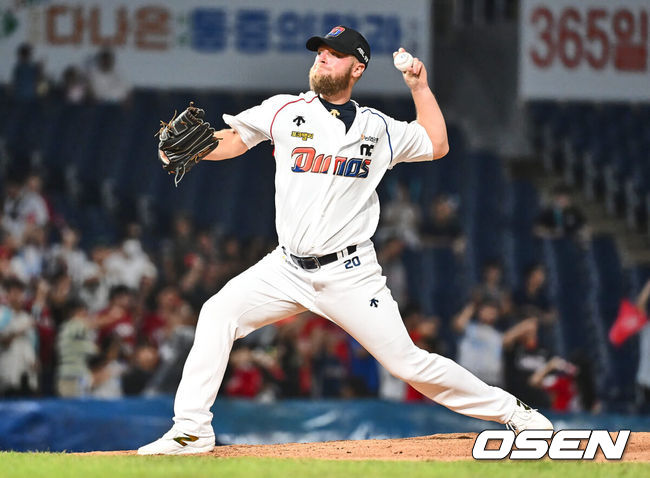 [OSEN=창원, 이석우 기자] 15일 창원NC파크에서 2024 신한 SOL 뱅크 KBO 리그 NC 다이노스와 SSG 랜더스의 경기가 열렸다. 홈팀 NC는 요키시가 홈 첫 등판을 하고 방문팀 SSG는 엘리아스가 선발 출전했다. NC 다이노스 선발투수 요키시가 역투하고 있다. 2024.08.15 / foto0307@osen.co.kr