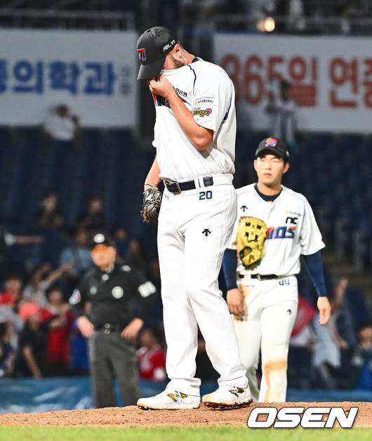 [OSEN=창원, 이석우 기자] 15일 창원NC파크에서 2024 신한 SOL 뱅크 KBO 리그 NC 다이노스와 SSG 랜더스의 경기가 열렸다. 홈팀 NC는 요키시가 홈 첫 등판을 하고 방문팀 SSG는 엘리아스가 선발 출전했다. NC 다이노스 선발투수 요키시가 5회초 SSG 랜더스 김성현과 최정에게 홈런을 맞고 3실점 후 교체되며 아쉬워하고 있다. 2024.08.15 / foto0307@osen.co.kr