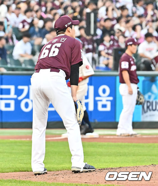 [OSEN=부산, 이석우 기자] 16일 부산 사직야구장에서 2024 신한 SOL 뱅크 KBO 리그 롯데 자이언츠와 키움 히어로즈의 경기가 열렸다. 홈팀 롯데는 반즈가 선발 출전하고 키움은 이종민이 선발 출전했다.키움 히어로즈 선발 투수 이종민이 1회말 1사 2루 롯데 자이언츠 손호영에게 중월 2점 홈런을 맞고 타구를 바라보고 있다. 2024.08.16 / foto0307@osen.co.kr