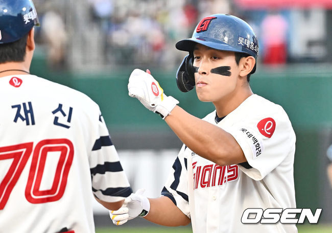 [OSEN=부산, 이석우 기자] 16일 부산 사직야구장에서 2024 신한 SOL 뱅크 KBO 리그 롯데 자이언츠와 키움 히어로즈의 경기가 열렸다. 홈팀 롯데는 반즈가 선발 출전하고 키움은 이종민이 선발 출전했다.롯데 자이언츠 황성빈이 4회말 2사 2루 중견수 오른쪽 1타점 안타를 치고 하이파이브를 하고 있다. 2024.08.16 / foto0307@osen.co.kr