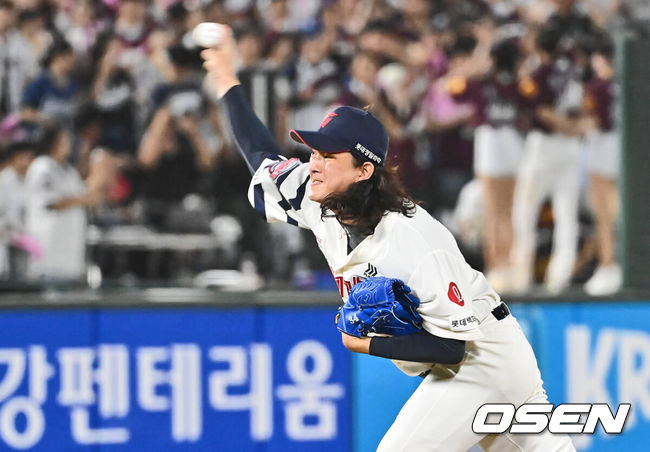 [OSEN=부산, 이석우 기자] 16일 부산 사직야구장에서 2024 신한 SOL 뱅크 KBO 리그 롯데 자이언츠와 키움 히어로즈의 경기가 열렸다. 홈팀 롯데는 반즈가 선발 출전하고 키움은 이종민이 선발 출전했다.롯데 자이언츠 김원중이 역투하고 있다. 2024.08.16 / foto0307@osen.co.kr