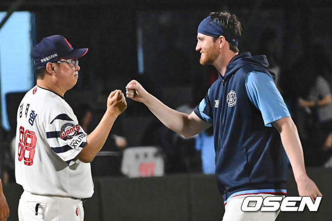 [OSEN=부산, 이석우 기자] 16일 부산 사직야구장에서 2024 신한 SOL 뱅크 KBO 리그 롯데 자이언츠와 키움 히어로즈의 경기가 열렸다. 홈팀 롯데는 반즈가 선발 출전하고 키움은 이종민이 선발 출전했다.롯데 자이언츠 김태형 감독이 키움 히어로즈에 4-0 완승하고 반즈와 기쁨을 나누고 있다. 2024.08.16 / foto0307@osen.co.kr