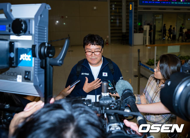 [OSEN=인천공항, 민경훈 기자] 2024 파리 올림픽 배드민턴 대표팀의 수장 배드민턴 협회 김택규 회장이 7일 오전 인천국제공항을 통해 선수단 보다 먼저 귀국했다.<br /><br />세계랭킹 1위 안세영은 지난 5일(한국시간) 프랑스 파리 포르트 드 라 샤펠 경기장에서 열린 2024 파리 올림픽 배드민턴 여자 단식 결승전에서 세계랭킹 9위 허빙자오(중국)를 2-0(21-13, 21-16)으로 꺾고 우승을 차지했다. <br /><br />하지만 안세영은 경기 후 대한배드민턴협회의 선수 부상관리, 선수 육성 및 훈련방식, 협회의 의사결정 체계, 대회출전 등에 대한 문제점을 지적하는 폭탄 발언으로 눈길을 끌었다. <br /><br />배드민턴 협회 김택규 회장을 입국장을 통과한 후 취재진과 얘기를 나누고 있다. 2024.08.07 /rumi@osen.co.kr