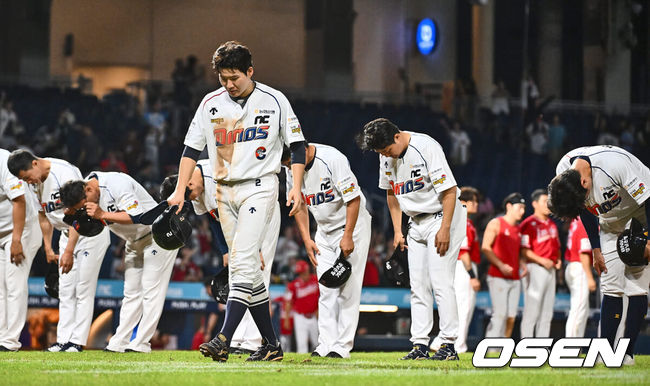 [OSEN=창원, 이석우 기자] NC 선수들이 패배 후 팬들에게 인사를 하고 있다. 2024.08.15 / foto0307@osen.co.kr