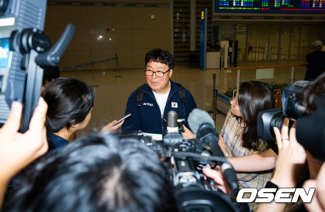 [OSEN=인천공항, 민경훈 기자] 2024 파리 올림픽 배드민턴 대표팀의 수장 배드민턴 협회 김택규 회장이 7일 오전 인천국제공항을 통해 선수단 보다 먼저 귀국했다.세계랭킹 1위 안세영은 지난 5일(한국시간) 프랑스 파리 포르트 드 라 샤펠 경기장에서 열린 2024 파리 올림픽 배드민턴 여자 단식 결승전에서 세계랭킹 9위 허빙자오(중국)를 2-0(21-13, 21-16)으로 꺾고 우승을 차지했다. 하지만 안세영은 경기 후 대한배드민턴협회의 선수 부상관리, 선수 육성 및 훈련방식, 협회의 의사결정 체계, 대회출전 등에 대한 문제점을 지적하는 폭탄 발언으로 눈길을 끌었다. 배드민턴 협회 김택규 회장을 입국장을 통과한 후 취재진과 얘기를 나누고 있다. 2024.08.07 /rumi@osen.co.kr