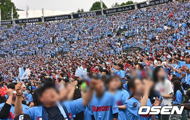 [OSEN=부산, 이석우 기자]롯데 자이언츠 팬들이 바다유니폼을 입고 응원을 하고 있다. 2024.06.09 / foto0307@osen.co.kr