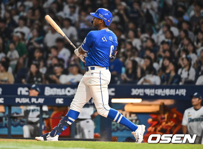 [OSEN=창원, 이석우 기자] 17일 창원NC파크에서 2024 신한 SOL 뱅크 KBO 리그 NC 다이노스와 삼성 라이온즈의 경기가 열렸다. 홈팀 NC는 신민혁이 선발 출전하고 방문팀 삼성 라이온즈는 이호성이 선발 출전했다. 삼성 라이온즈 디아즈가 6회초 무사 우월 백투백 홈런을 치고 타구를 바라보고 있다. 2024.08.17 / foto0307@osen.co.kr