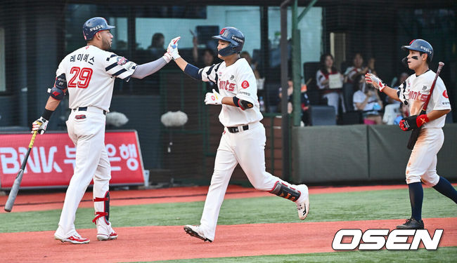 [OSEN=부산, 이석우 기자] 16일 부산 사직야구장에서 2024 신한 SOL 뱅크 KBO 리그 롯데 자이언츠와 키움 히어로즈의 경기가 열렸다. 홈팀 롯데는 반즈가 선발 출전하고 키움은 이종민이 선발 출전했다.롯데 자이언츠 손호영이 1회말 1사 2루 중월 2점 홈런을 치고 하이파이브를 하고 있다. 2024.08.16 / foto0307@osen.co.kr