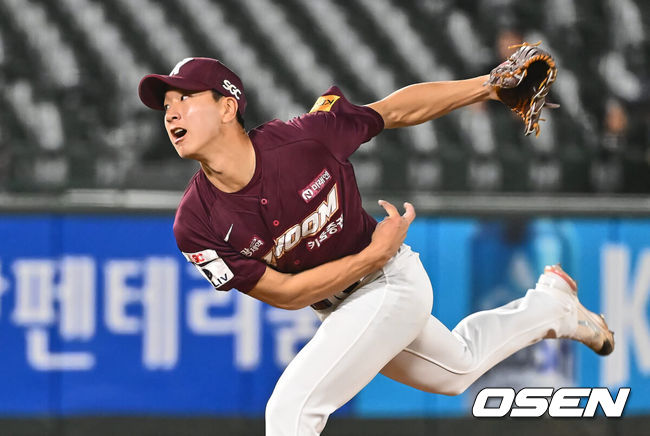 [OSEN=부산, 이석우 기자] 11일 부산 사직야구장에서 2024 신한 SOL 뱅크 KBO 리그 롯데 자이언츠와 SSG 랜더스의 더블헤더 2차전 경기가 열렸다. 홈팀 롯데는 한현희가 시즌 2승에 도전하고 꼴찌로 쳐진 키움은 하영민이 선발로 나서 반등을 노린다.키움 히어로즈 주승우가 역투하고 있다. 2024.06.11 / foto0307@osen.co.kr