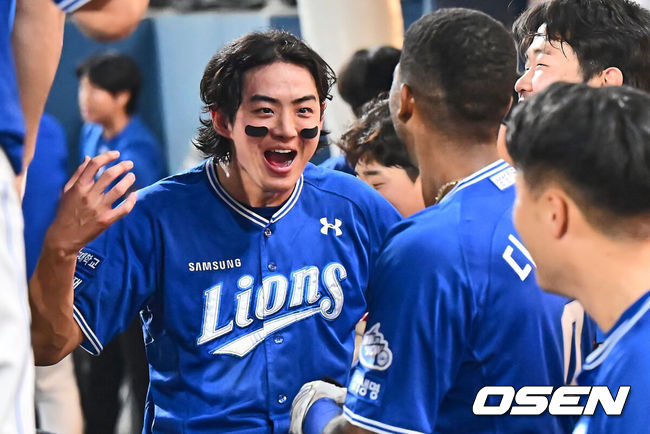 [OSEN=창원, 이석우 기자] 17일 창원NC파크에서 2024 신한 SOL 뱅크 KBO 리그 NC 다이노스와 삼성 라이온즈의 경기가 열렸다. 홈팀 NC는 신민혁이 선발 출전하고 방문팀 삼성 라이온즈는 이호성이 선발 출전했다. 삼성 라이온즈 구자욱이 6회초 무사 우월 백투백 홈런을 친 디아즈와 환호하고 있다. 2024.08.17 / foto0307@osen.co.kr