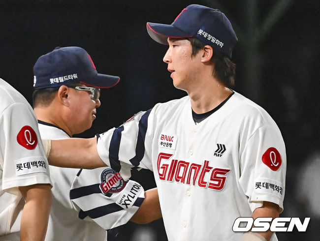 [OSEN=부산, 이석우 기자] 6일 부산 사직야구장에서 2024 신한 SOL 뱅크 KBO 리그 롯데 자이언츠와 NC 다이노스의 경기가 열렸다. 홈팀 롯데는 윌커슨이 선발 출전하고 NC는 신민혁이 선발 출전했다.롯데 자이언츠 김태형 감독이 NC 다이노스에 6-5 짜릿한 역전승을 올리고 최항과 기쁨을 나누고 있다. 2024.08.06 / foto0307@osen.co.kr