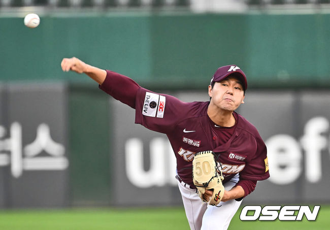 [OSEN=부산, 이석우 기자] 11일 부산 사직야구장에서 2024 신한 SOL 뱅크 KBO 리그 롯데 자이언츠와 SSG 랜더스의 더블헤더 2차전 경기가 열렸다. 홈팀 롯데는 한현희가 시즌 2승에 도전하고 꼴찌로 쳐진 키움은 하영민이 선발로 나서 반등을 노린다.키움 히어로즈 선발 투수 하영민이 역투하고 있다. 2024.06.11 / foto0307@osen.co.kr