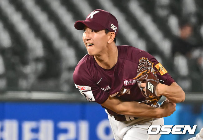 [OSEN=부산, 이석우 기자] 11일 부산 사직야구장에서 2024 신한 SOL 뱅크 KBO 리그 롯데 자이언츠와 SSG 랜더스의 더블헤더 2차전 경기가 열렸다. 홈팀 롯데는 한현희가 시즌 2승에 도전하고 꼴찌로 쳐진 키움은 하영민이 선발로 나서 반등을 노린다.키움 히어로즈 주승우가 역투하고 있다. / foto0307@osen.co.kr