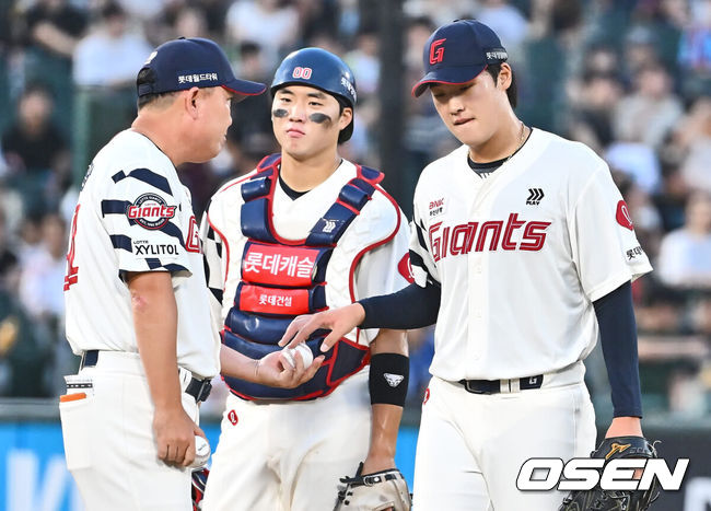 [OSEN=부산, 이석우 기자] 18일 부산 사직야구장에서 2024 신한 SOL 뱅크 KBO 리그 롯데 자이언츠와 키움 히어로즈의 경기가 열렸다. 홈팀 롯데는 이민석이 선발 출전하고 키움은 김윤하가 선발 출전했다.롯데 자이언츠 선발 투수 이민석이 3회초 정현수와 교체되고 있다. 2024.08.18 / foto0307@osen.co.kr