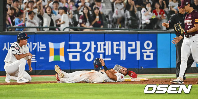 [OSEN=부산, 이석우 기자] 18일 부산 사직야구장에서 2024 신한 SOL 뱅크 KBO 리그 롯데 자이언츠와 키움 히어로즈의 경기가 열렸다. 홈팀 롯데는 이민석이 선발 출전하고 키움은 김윤하가 선발 출전했다.롯데 자이언츠 레이예스가 5회말 무사 1루 전준우의 우익수 앞 안타 때 3루에서 아웃되고 아쉬워하고 있다. 2024.08.18 / foto0307@osen.co.kr