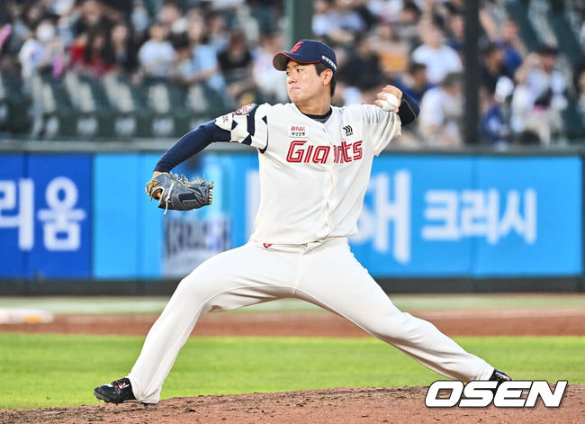 [OSEN=부산, 이석우 기자] 18일 부산 사직야구장에서 2024 신한 SOL 뱅크 KBO 리그 롯데 자이언츠와 키움 히어로즈의 경기가 열렸다. 홈팀 롯데는 이민석이 선발 출전하고 키움은 김윤하가 선발 출전했다.롯데 자이언츠 정현수가 역투하고 있다. 2024.08.18 / foto0307@osen.co.kr