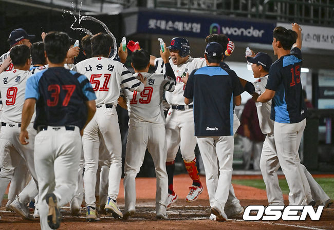 [OSEN=부산, 이석우 기자] 18일 부산 사직야구장에서 2024 신한 SOL 뱅크 KBO 리그 롯데 자이언츠와 키움 히어로즈의 경기가 열렸다. 홈팀 롯데는 이민석이 선발 출전하고 키움은 김윤하가 선발 출전했다.롯데 자이언츠 전준우가 연장 10회말 끝내기 솔로 홈런을 치고 포효하고 있다. 2024.08.18 / foto0307@osen.co.kr