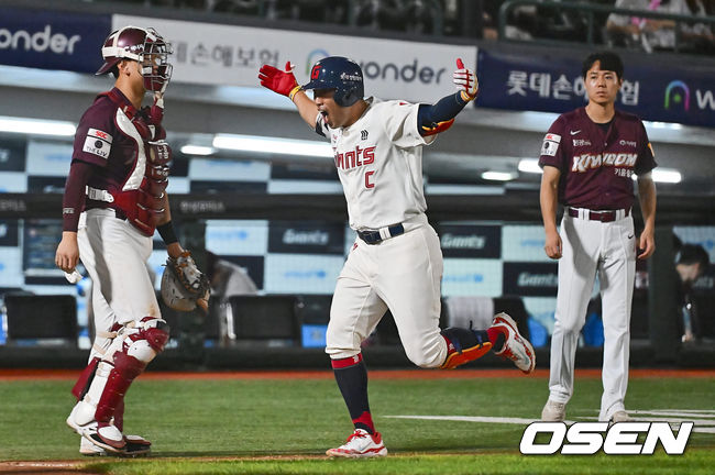 [OSEN=부산, 이석우 기자] 18일 부산 사직야구장에서 2024 신한 SOL 뱅크 KBO 리그 롯데 자이언츠와 키움 히어로즈의 경기가 열렸다. 홈팀 롯데는 이민석이 선발 출전하고 키움은 김윤하가 선발 출전했다.롯데 자이언츠 전준우가 연장 10회말 끝내기 솔로 홈런을 치고 포효하고 있다. 2024.08.18 / foto0307@osen.co.kr