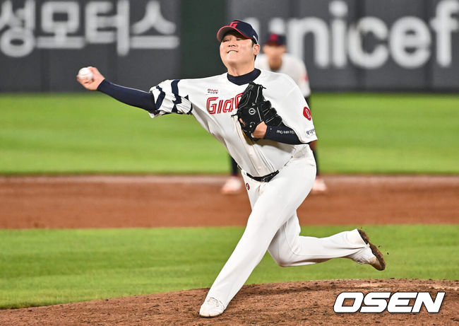 [OSEN=부산, 이석우 기자] 7일 부산 사직야구장에서 2024 신한 SOL 뱅크 KBO 리그 롯데 자이언츠와 NC 다이노스의 경기가 열렸다. 홈팀 롯데는 김진욱이 선발 출전하고 NC는 이재학이 선발 출전했다.롯데 자이언츠 한현희가 역투하고 있다. 2024.08.07 / foto0307@osen.co.kr