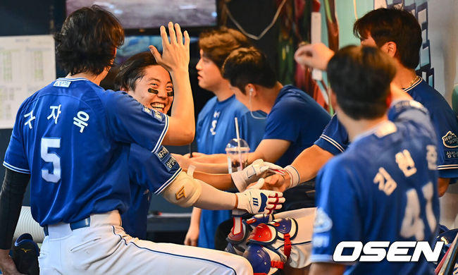 [OSEN=창원, 이석우 기자] 17일 창원NC파크에서 2024 신한 SOL 뱅크 KBO 리그 NC 다이노스와 삼성 라이온즈의 경기가 열렸다. 홈팀 NC는 신민혁이 선발 출전하고 방문팀 삼성 라이온즈는 이호성이 선발 출전했다. 삼성 라이온즈 류지혁이 2회초 2사 우월 동점 솔로 홈런을 치고 기쁨을 나누고 있다. 2024.08.17 / foto0307@osen.co.kr