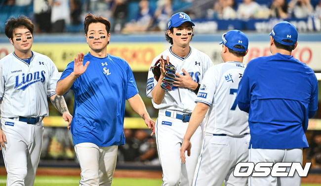 [OSEN=대구, 이석우 기자] 14일 대구삼성라이온즈파크에서 2024 신한 SOL 뱅크 KBO 리그 삼성 라이온즈와 KT 위즈의 경기가 열렸다. 홈팀 삼성은 원태인이 방문팀 KT는 쿠에바스가 선발 출전했다. 삼성 라이온즈 박진만 감독이 KT 위즈에 3-1로 승리한 후 기쁨을 나누고 있다. 2024.08.14 / foto0307@osen.co.kr