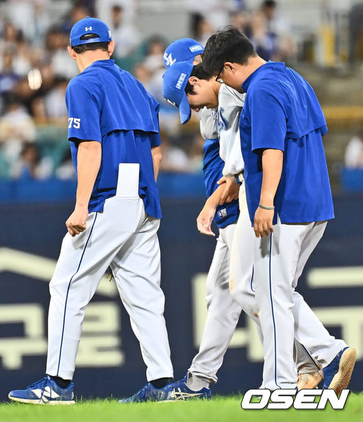 [OSEN=대구, 이석우 기자] 31일 대구삼성라이온즈파크에서 2024 신한 SOL 뱅크 KBO 리그 삼성 라이온즈와 KIA 타이거즈의 경기가 열렸다. 홈팀 삼성은 백정현이 방문팀 KIA는 황동하가 선발 출전했다. 삼성 라이온즈 이재현이 9회초 1사 1,3루 KIA 타이거즈 나성범 삼진 아웃때 1루주자 김호령의 도루를 잡고 고통스러워하고 있다. 2024.08.31 / foto0307@osen.co.kr