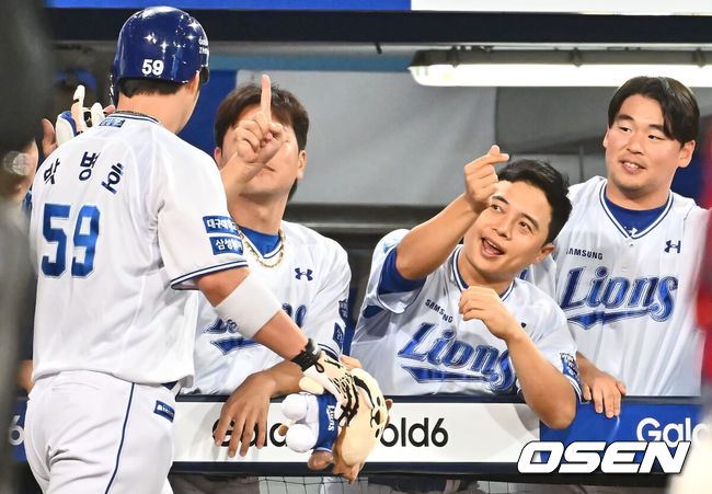 [OSEN=대구, 이석우 기자] 3일 대구삼성라이온즈파크에서 2024 신한 SOL 뱅크 KBO 리그 삼성 라이온즈와 롯데 자이언츠의 경기가 열렸다. 홈팀 삼성은 코너가 방문팀 롯데는 반즈가 선발 출전했다. 삼성 라이온즈 박병호가 4회말 1사 좌중월 동점 솔로 홈런을 치고 하이파이브를 하고 있다. 2024.09.03 / foto0307@osen.co.kr