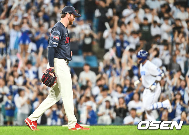 [OSEN=대구, 이석우 기자] 3일 대구삼성라이온즈파크에서 2024 신한 SOL 뱅크 KBO 리그 삼성 라이온즈와 롯데 자이언츠의 경기가 열렸다. 홈팀 삼성은 코너가 방문팀 롯데는 반즈가 선발 출전했다. 롯데 자이언츠 반즈가 4회말 1사 삼성 라이온즈 박병호에게 좌중월 동점 솔로 홈런을 맞고 아쉬워하고 있다. 2024.09.03 / foto0307@osen.co.kr