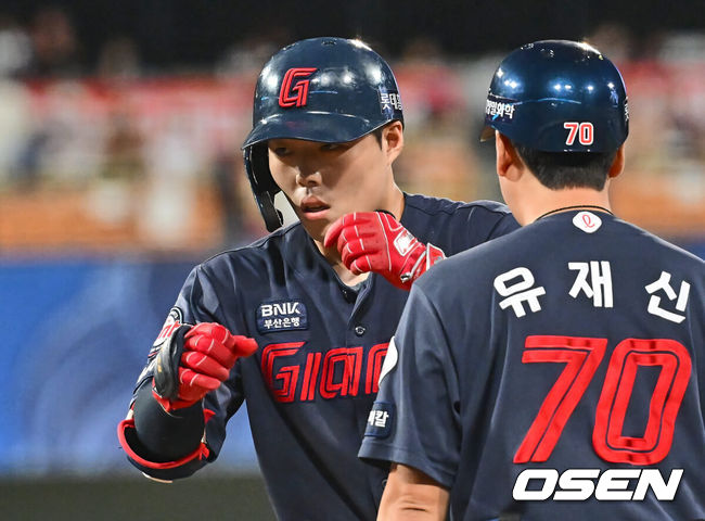 [OSEN=대구, 이석우 기자] 3일 대구삼성라이온즈파크에서 2024 신한 SOL 뱅크 KBO 리그 삼성 라이온즈와 롯데 자이언츠의 경기가 열렸다. 홈팀 삼성은 코너가 방문팀 롯데는 반즈가 선발 출전했다. 롯데 자이언츠 고승민이 3회초 2사 2루 선취 1타점 중견수 앞 안타를 치고 세리머니를 하고 있다. 2024.09.03 / foto0307@osen.co.kr